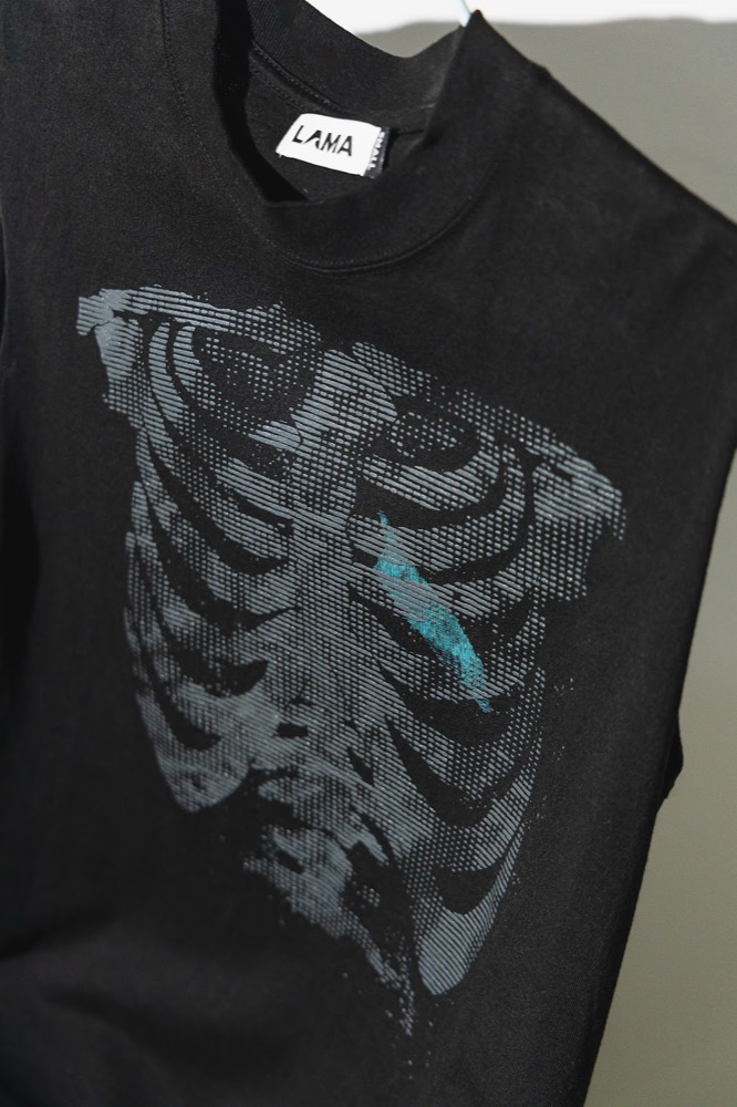 LAMA graphic print and neck label in detail